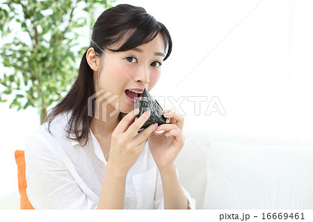 おにぎりを食べる女性の写真素材