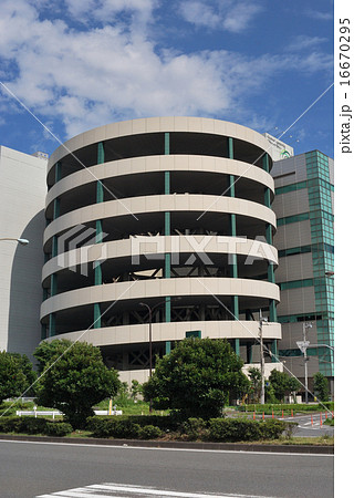 螺旋スロープを持つ物流センタービル 16670295
