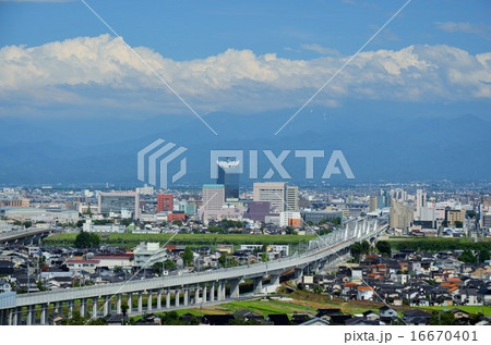富山市街地から見る夏の立山連峰と北陸新幹線 16670401