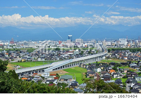富山市街地から見る夏の立山連峰と北陸新幹線 16670404