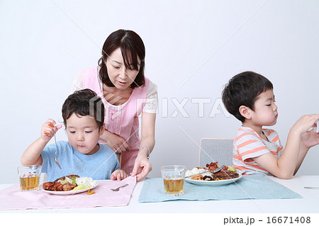 食事をする子供と母親 16671408