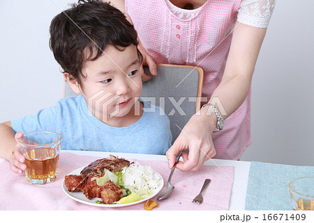 食事をする子供と女性 16671409