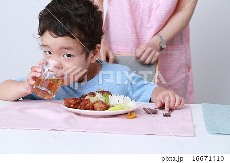 食事をする子供と女性 16671410