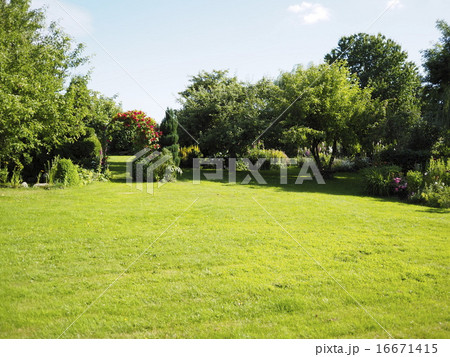 芝生の庭 16671415