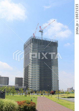 夏空と建設中のタワーマンション 夏空と建設中のタワーマンション 16671535