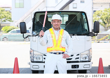 ガテン系　働く男性　 16673893