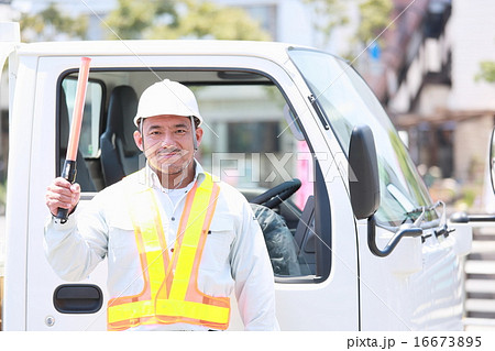 ガテン系　働く男性　 16673895