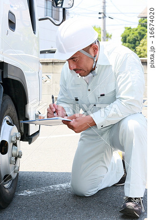 ガテン系　働く男性 16674020