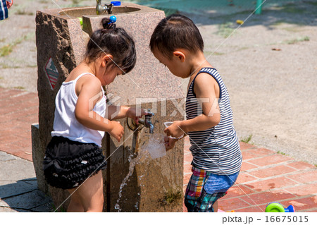 水遊びする子供 16675015