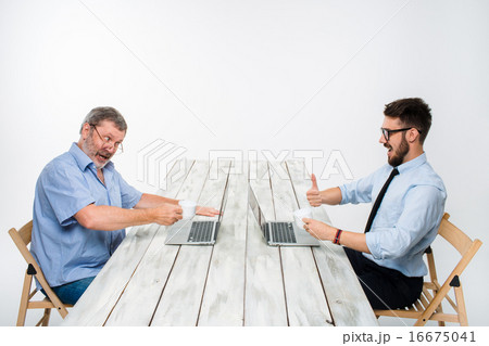 The two colleagues working on project together 16675041