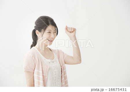 ガッツポーズをする女性 ガッツポーズをする女性 16675431