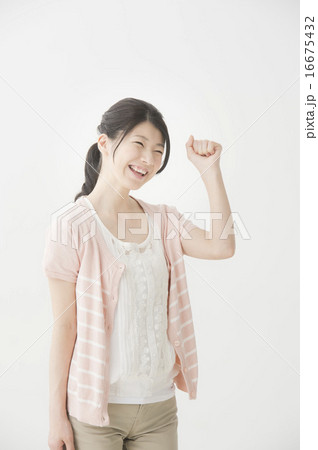 ガッツポーズをする女性 ガッツポーズをする女性 16675432