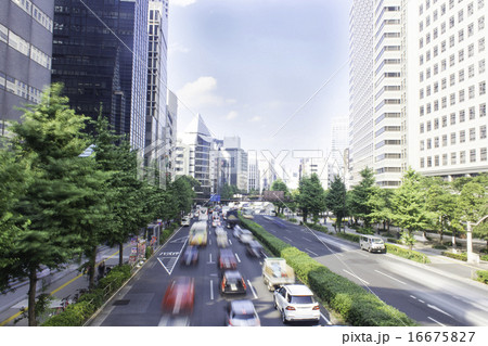 西新宿、甲州街道の雑踏 16675827