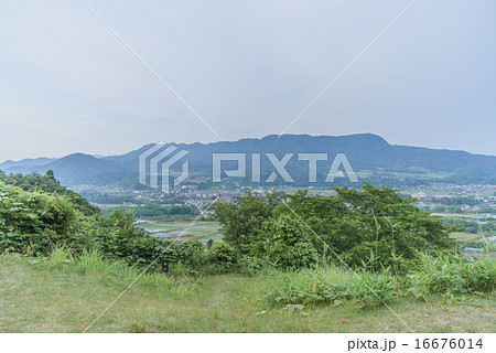 初夏の名胡桃城のささ曲輪からみた袖曲輪と風景 16676014