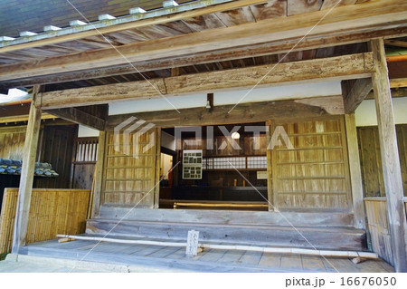 静岡県観光スポット観光案内・韮山江川邸の式台のある玄関・横位置 16676050