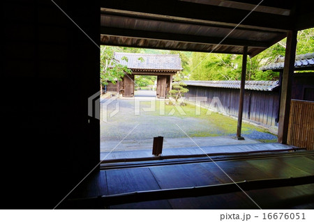 静岡県観光スポット観光案内・韮山江川邸の玄関の式台の内から表門を見通す・横位置 16676051