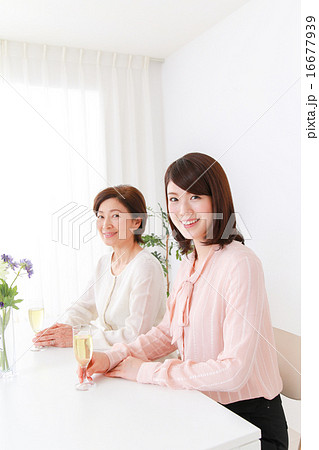 ワインを飲む女性達 16677939