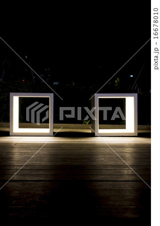 中野再開発地域、椅子のオブジェ 16678010