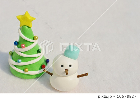 雪だるまとクリスマスツリーの写真素材
