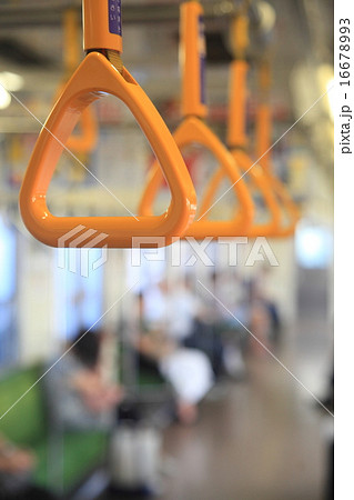 優先席のつり革の画像 16678993