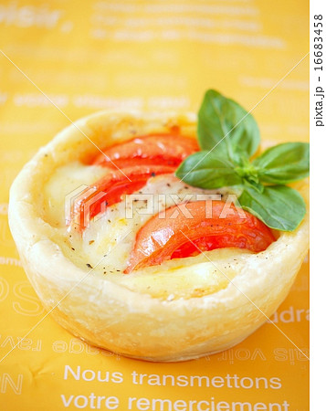 トマトとモッツアレラのキッシュ　背景オレンジ　　（アップ） 16683458