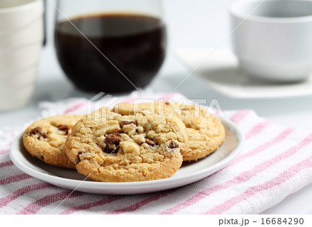 the chocolate chip and macadamia cookies on dish the chocolate chip and macadamia cookies on dish 16684290