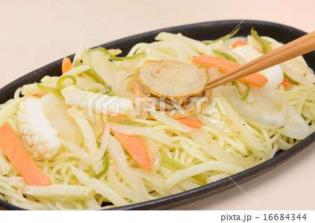 おいしい鉄皿海鮮塩やきそば 16684344