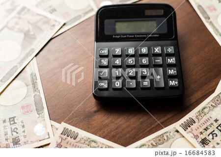 電卓と一万円札 16684583