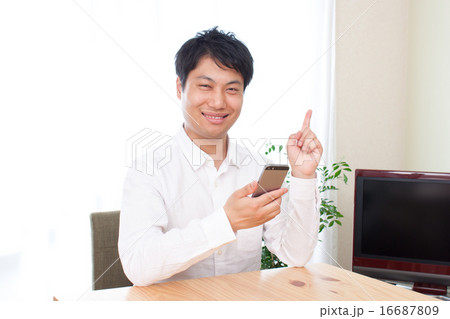 男性　リビング　スマホ　笑顔　ポイント 16687809