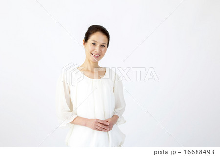 ミドル世代　女性　ポートレート　白背景 16688493