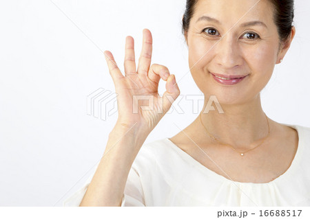 ミドル世代 女性 ポートレート 白背景 ミドル世代 女性 ポートレート 白背景 16688517
