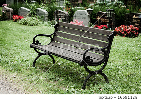 Empty old bench in cemetery 16691128