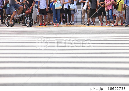 渋谷駅前のスクランブル交差点の画像の写真素材