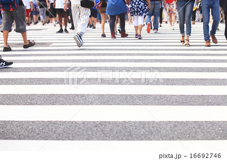 渋谷駅前のスクランブル交差点の雑踏の画像の写真素材