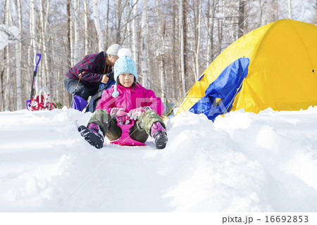 冬山キャンプでそり遊び 冬山キャンプでそり遊び 16692853