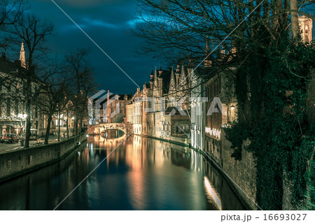 Night tower Belfort and the Green canal in Bruges 16693027