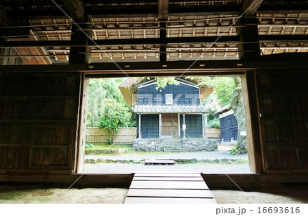 静岡県観光スポット観光案内・韮山江川邸主屋の土間の出口から見える西蔵(肥料蔵)・横位置 静岡県観光スポット観光案内・韮山江川邸主屋の土間の出口から見える西蔵(肥料蔵)・横位置 16693616