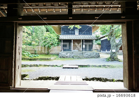 静岡県観光スポット観光案内・韮山江川邸主屋の土間の広い間口の中に見える西蔵（肥料蔵）・横位置 16693618