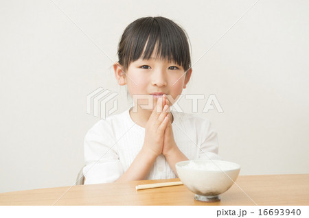 ご飯を食べる女の子 16693940
