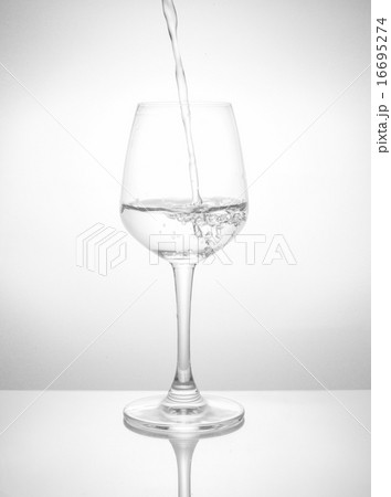 A wine glass of drink. 16695274