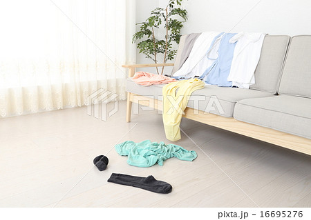 脱ぎ散らかした服 脱ぎ散らかした服 16695276
