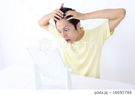 生え際を気にする若い男性 16695788