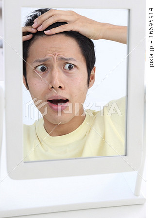 生え際を気にする若い男性 16695914