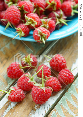 Red raspberry on old vintage wooden table. 16695933