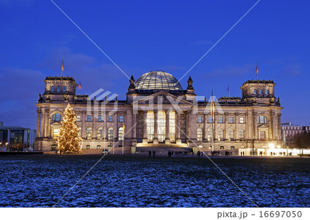 Illuminated Bundestag building and snowy lawn 16697050