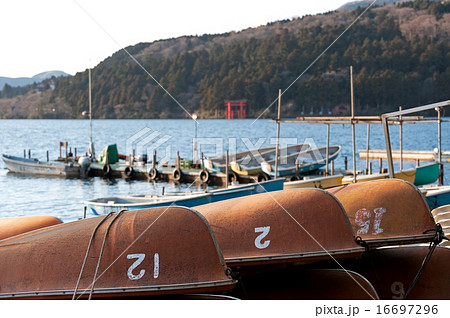 Lake Ashi boat scenery 16697296