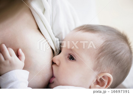Mother breastfeeding her daughter (2-5 months) Mother breastfeeding her daughter (2-5 months) 16697391