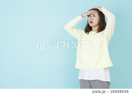 不調の女性　　　 16698046