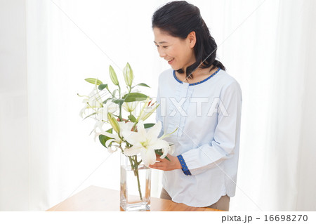 花を生ける女性 16698270