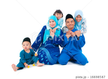 Portrait of a cheerful muslim family 16698587
